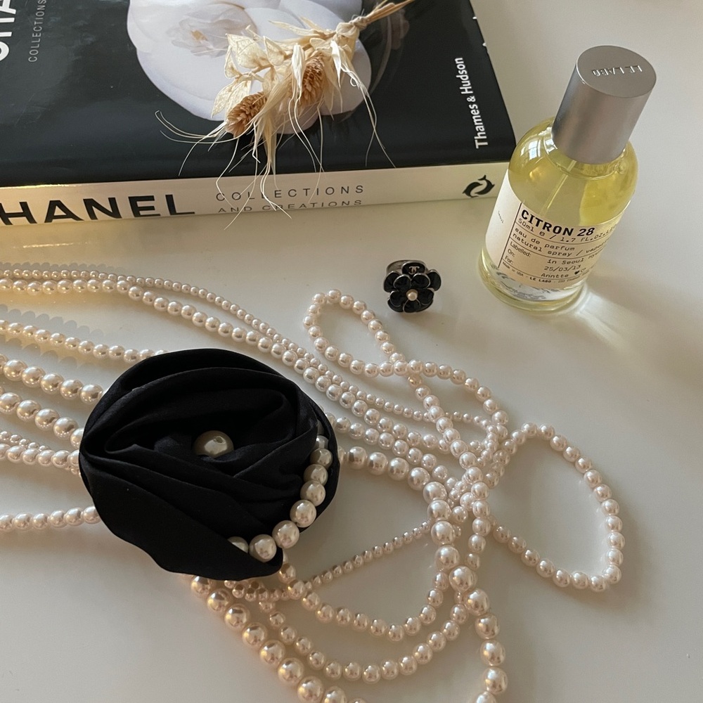 Elegant Black and White Pearl Necklace